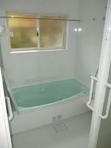 明るくすっきりとしたデザインの浴室空間