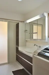 天窓から陽光が降り注ぐ大きなＬＤＫ