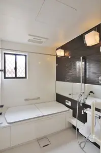 天窓から陽光が降り注ぐ大きなLDK