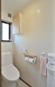 天窓から陽光が降り注ぐ大きなLDK