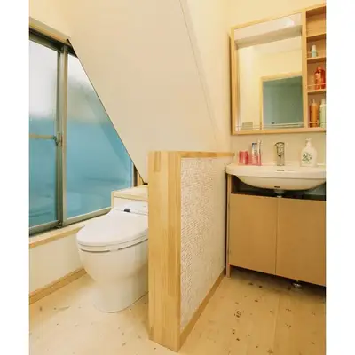 半屋外の空間と屋根のトップライトで光と風を存分に味わう住まい