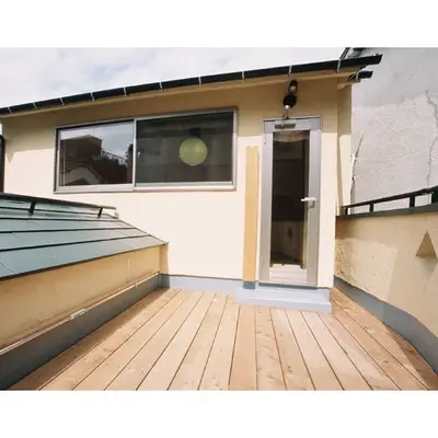 半屋外の空間と屋根のトップライトで光と風を存分に味わう住まい