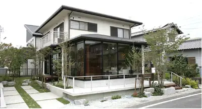 1階と2階で大きく違う外観