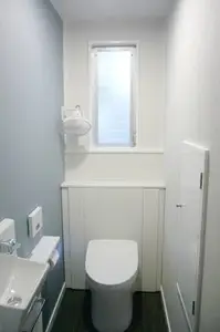 すっきりと片付く北欧風なトイレ