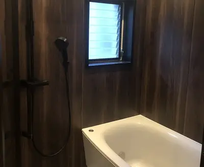 濃い木目で雰囲気あるユニットバス