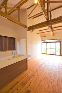 開放的なLDKに梁が見える家