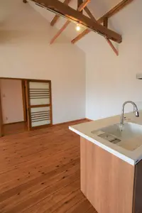 開放的なLDKに梁が見える家