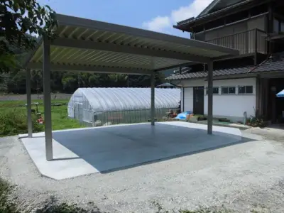 小屋の解体や木の伐採し広い屋根のある駐車場へ