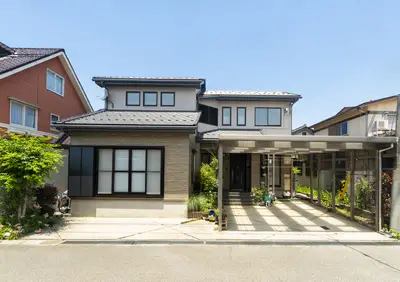 2トーンで明るい外観にリノベーション