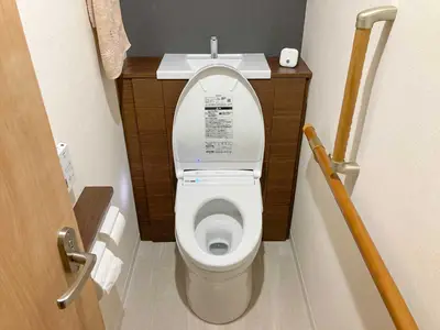 【トイレリフォーム】アクセントクロスのモダンな空間〜