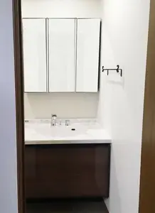 大きな窓がある寒い浴室と物が溢れた洗面室をリフォーム