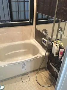 大きな窓がある寒い浴室と物が溢れた洗面室をリフォーム