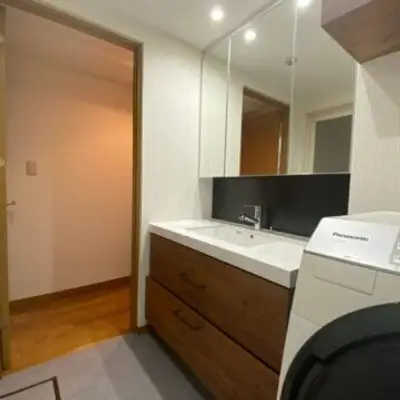 洗面所全体を一新・オーダーメイドの洗面化粧台を設置