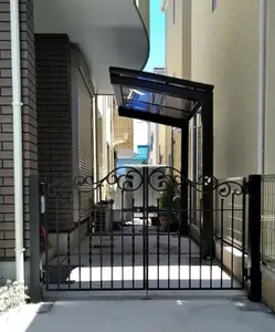 殺風景なエントランスに門扉とサークルボードを設置