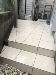 テラスを拡張・水はけを考慮した素材を使用