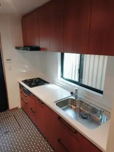 キッチンと食器棚は同じ色・素材にそろえて統一感