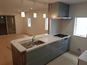 収納スペースを造作・食洗器機能付きのキッチン取り付け