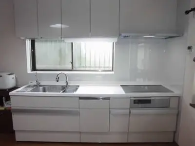 白を基調とした清潔なキッチン・便利なオプション機能を追加