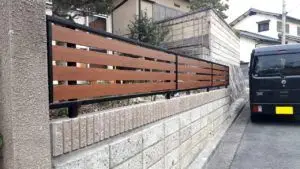 塀の不具合解消により木目調のフェンスに交換