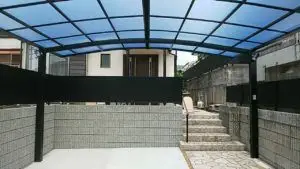 カーポートと機能性門柱設置・アプローチは乱形に石張り