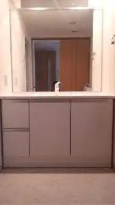 シンプルなデザインの洗面台にリフォーム