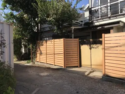 腐敗しにくい人口木材フェンスに取り換え