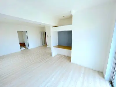 白を貴重とした明るい家。遊び心のアクセントが際立つデザイン。