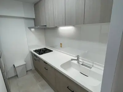 白を貴重とした明るい家。遊び心のアクセントが際立つデザイン。