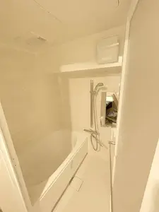 白を貴重とした明るい家。遊び心のアクセントが際立つデザイン。