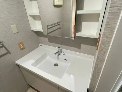 白を貴重とした明るい家。遊び心のアクセントが際立つデザイン。