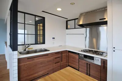 既存を生かした温かみある明るい空間にリノベーション