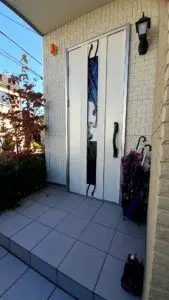 シンプルなデザインの玄関ドアに交換