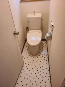 トイレの床の傷みを目立たないように改装