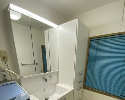 トールキャビネットを設置し、収納スペース豊富な洗面脱衣所