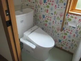 新品のトイレを設置・クロスは可愛らしいデザイン