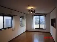 地震でひび割れた壁を以前と似たクロスで補修