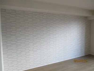 リビングの壁一面のみをエコカラットプラスで施工