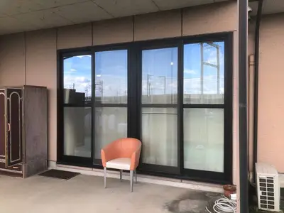 自動ドアの硝子も真空脱炭素ガラスで綺麗にエコ！