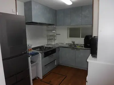 開き扉と引き出しのL型キッチン