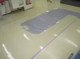 油で汚れている床面をきれいに補修塗装