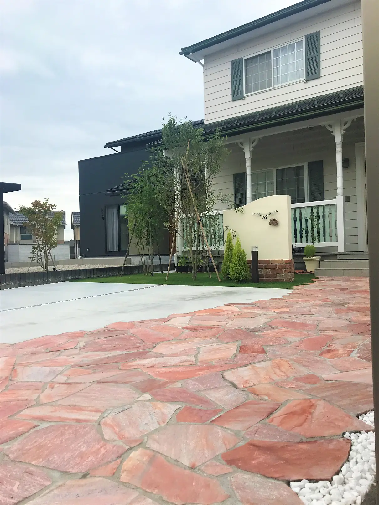 明るく華やかなアプローチが印象的な外構リフォーム