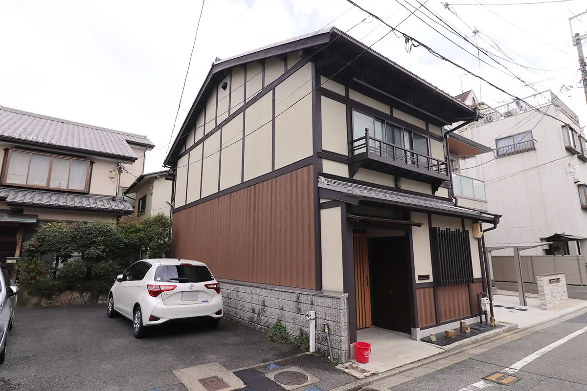 劣化した焼き板への塗装工事