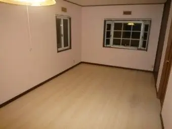 間仕切り壁を解体して広い空間の洋室に施工