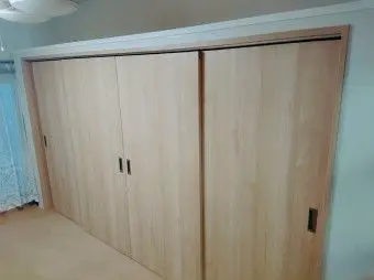 傷んだ壁紙を剥がして収納スペースを造作