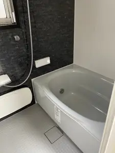 シックで落ち着いた雰囲気の浴室