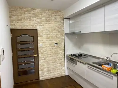 レンガ調アクセントクロスでお洒落なキッチンへ