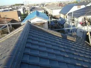 酸性雨で穴が開いた屋根と雨樋を補修