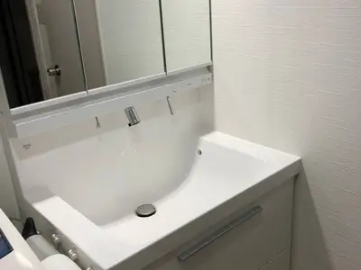 白を基調としたモダンな雰囲気の洗面所