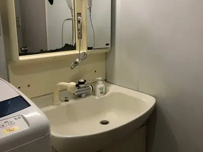 白を基調としたモダンな雰囲気の洗面所