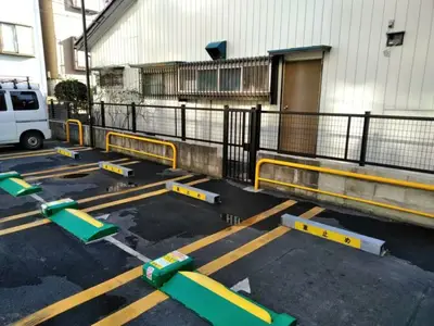 古くなり歪んだフェンスを改修